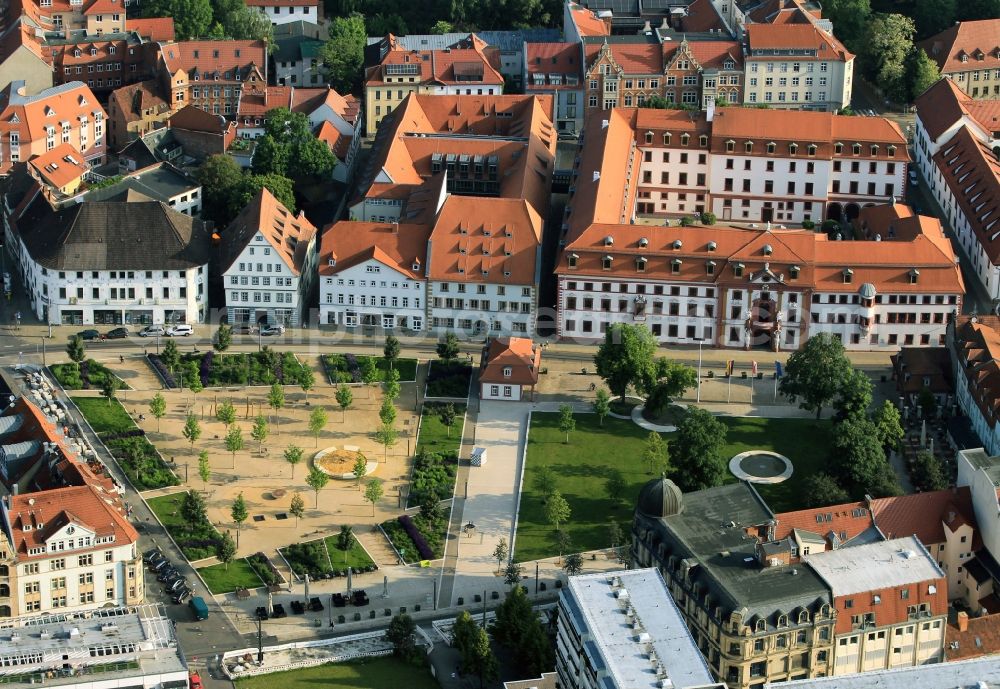 Aerial photograph Erfurt - In the Regierungsstrasse from Erfurt in Thuringia is the Thuringian State Chancellery. The seat of the Prime Minister of Thuringia is housed in the former kurmainzischen Lieutenancy, a three-storey four-wing building which was built in the Baroque style. Opposite the prestigious building complex is the Deer Park