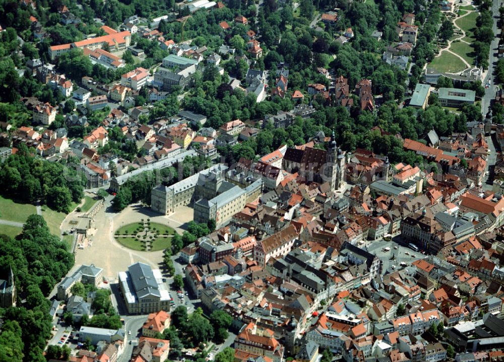 Aerial photograph Coburg - Blick auf Coburg mit dem Schloss Ehrenburg mit Schlossplatz links im Bild, dem Landestheater (vorn im Bild), dem Kloster Sankt Peter und Paul (hinter dem Schloss), dem Rathaus mit Marktplatz (rechts), etc.