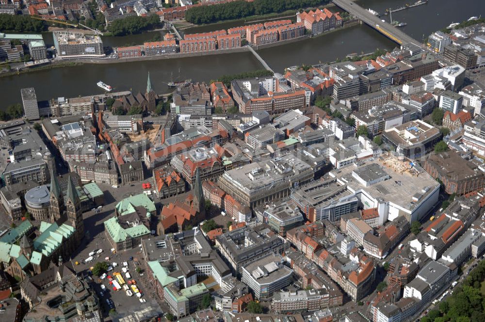 Bremen from above - Blick auf die historische Altstadt mit Dom und Rathaus zu Bremen. Die Altstadt ist der historische Kern Bremens. Dort ist die Stadt um 782 entstanden. Im Jahr 789 wurde bereits der erste Dom der Stadt eingeweiht, der 3 Jahre später zerstört wurde. An der gleichen Stelle errichtete man einen Nachfolgebau aus dem bis zum 14. Jahrhundert der Dom entstand. Das Rathaus wurde von 1405 bis 1410 als gotischer Saalgeschossbau erbaut und wurde im Juli 2004 zum UNESCO Weltkulturerbe ernannt. Kontakt Dom: St. Petri Domgemeinde, Sandstraße 10 - 12, 28195 Bremen, Tel. +49(0)421 36504 0, Fax +49(0)421 36504 25, Email: kanzlei@stpetridom.de; Kontakt Rathaus: Rathaus, Am Markt 21, 28195 Bremen; Kontakt Touristinfo: Bremer Touristik - Zentrale, Gesellschaft für Marketing und Service mbH, Findorffstraße 105, 28215 Bremen, Tel. +49(0)1805 101030, Telefax +49(0)421 30 800 30