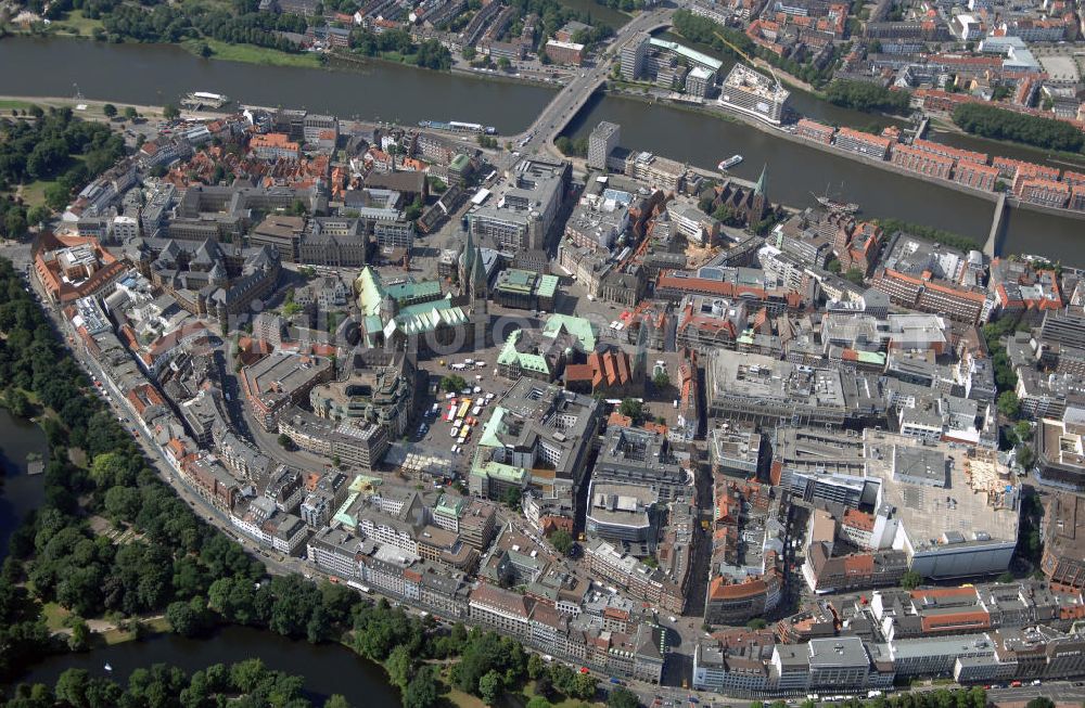 Bremen from the bird's eye view: Blick auf die historische Altstadt mit Dom und Rathaus zu Bremen. Die Altstadt ist der historische Kern Bremens. Dort ist die Stadt um 782 entstanden. Im Jahr 789 wurde bereits der erste Dom der Stadt eingeweiht, der 3 Jahre später zerstört wurde. An der gleichen Stelle errichtete man einen Nachfolgebau aus dem bis zum 14. Jahrhundert der Dom entstand. Das Rathaus wurde von 1405 bis 1410 als gotischer Saalgeschossbau erbaut und wurde im Juli 2004 zum UNESCO Weltkulturerbe ernannt. Kontakt Dom: St. Petri Domgemeinde, Sandstraße 10 - 12, 28195 Bremen, Tel. +49(0)421 36504 0, Fax +49(0)421 36504 25, Email: kanzlei@stpetridom.de; Kontakt Rathaus: Rathaus, Am Markt 21, 28195 Bremen; Kontakt Touristinfo: Bremer Touristik - Zentrale, Gesellschaft für Marketing und Service mbH, Findorffstraße 105, 28215 Bremen, Tel. +49(0)1805 101030, Telefax +49(0)421 30 800 30