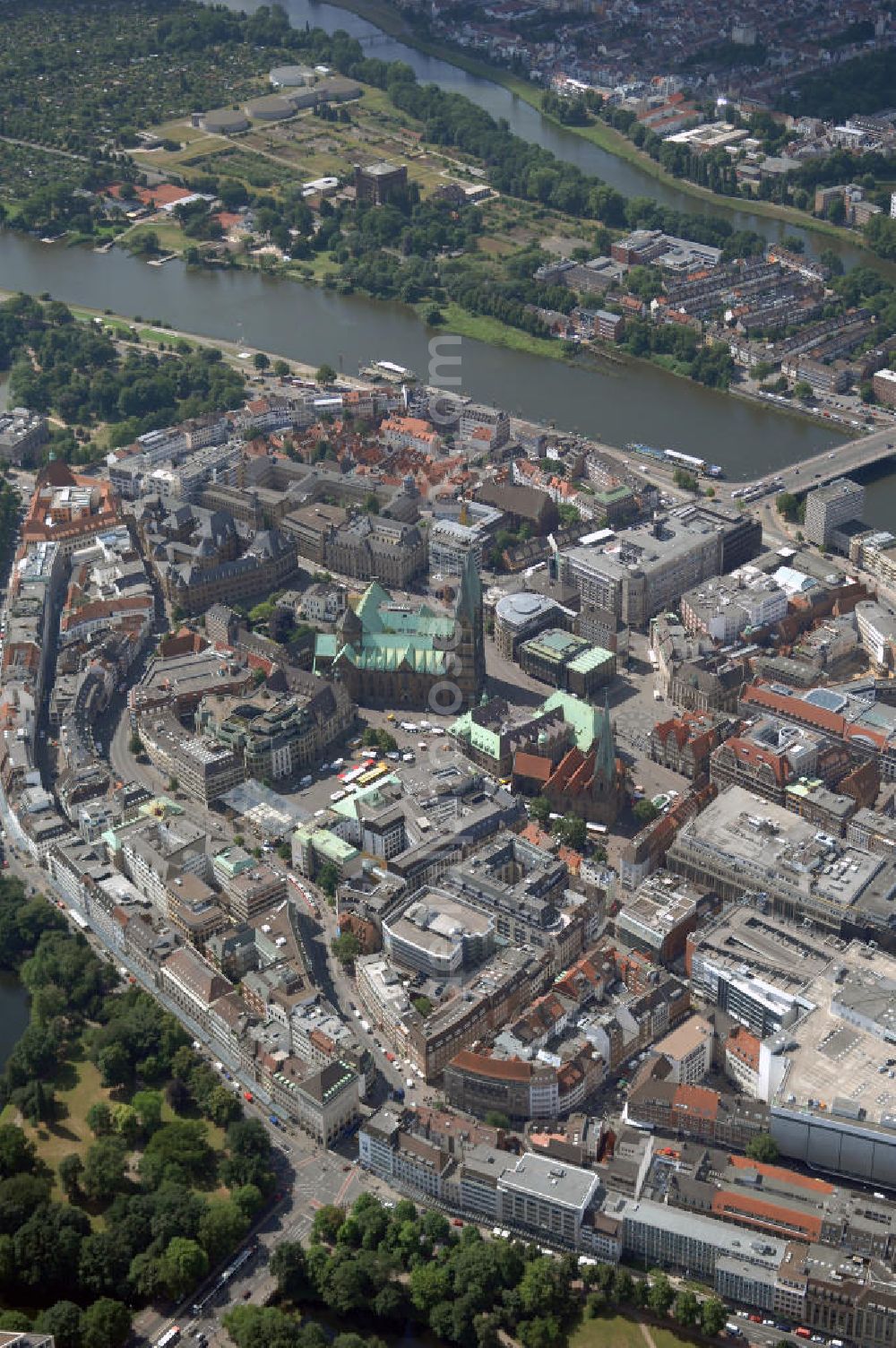 Aerial image Bremen - Blick auf die historische Altstadt mit Dom und Rathaus zu Bremen. Die Altstadt ist der historische Kern Bremens. Dort ist die Stadt um 782 entstanden. Im Jahr 789 wurde bereits der erste Dom der Stadt eingeweiht, der 3 Jahre später zerstört wurde. An der gleichen Stelle errichtete man einen Nachfolgebau aus dem bis zum 14. Jahrhundert der Dom entstand. Das Rathaus wurde von 1405 bis 1410 als gotischer Saalgeschossbau erbaut und wurde im Juli 2004 zum UNESCO Weltkulturerbe ernannt. Kontakt Dom: St. Petri Domgemeinde, Sandstraße 10 - 12, 28195 Bremen, Tel. +49(0)421 36504 0, Fax +49(0)421 36504 25, Email: kanzlei@stpetridom.de; Kontakt Rathaus: Rathaus, Am Markt 21, 28195 Bremen; Kontakt Touristinfo: Bremer Touristik - Zentrale, Gesellschaft für Marketing und Service mbH, Findorffstraße 105, 28215 Bremen, Tel. +49(0)1805 101030, Telefax +49(0)421 30 800 30