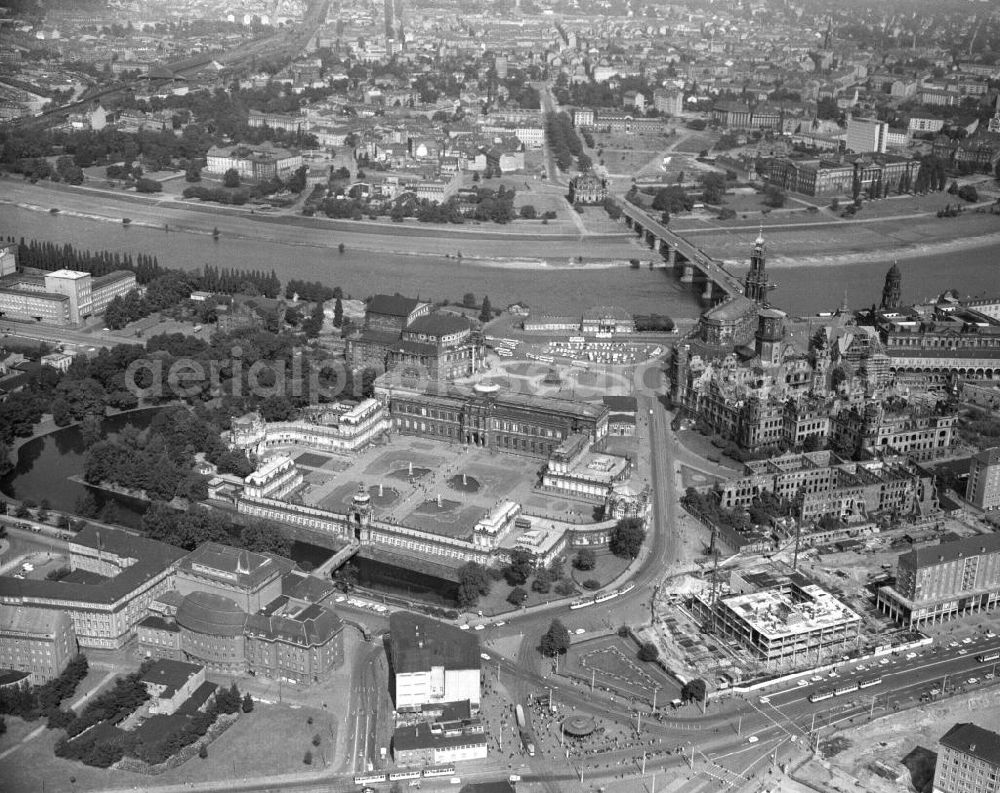 Dresden from above - Blick auf die historische Altstadt von Dresden auf der linken Seite der Elbe. Auf der rechten Seite die Ruinen des Taschenbergpalais und des Dresdner Schloß, dem ehemaligen Residenzschloß des sächsischen Kurfürsten. Gegenüber der Dresdner Zwinger und daneber der Theaterplatz mit der Semperoper. An der Augustusbrücke über die Elbe liegt die Katholische Hofkirche. Im Hintergrund die linkselbische Neustadt.