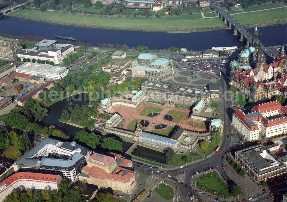 Aerial photograph Dresden - Blick auf die historische Altstadt von Dresden auf der linken Seite der Elbe. Auf der rechten Seite die Ruinen des Taschenbergpalais und des Dresdner Schloß, dem ehemaligen Residenzschloß des sächsischen Kurfürsten. Gegenüber der Dresdner Zwinger und daneber der Theaterplatz mit der Semperoper. An der Augustusbrücke über die Elbe liegt die Katholische Hofkirche. Im Hintergrund die linkselbische Neustadt.