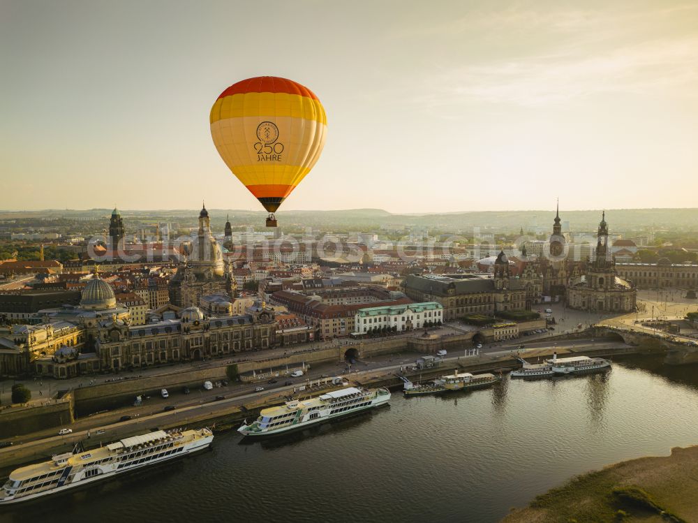 Dresden from the bird's eye view: Historic old town with hot air balloon on the banks of the Elbe in Dresden in the state of Saxony, Germany