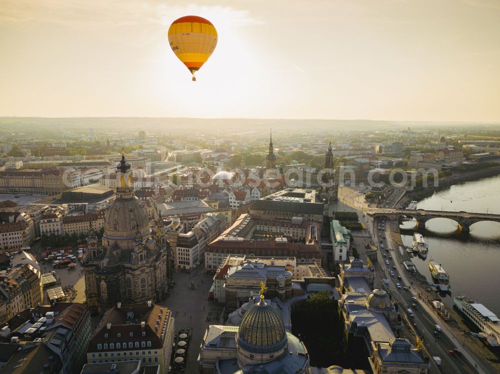 Aerial image Dresden - Historic old town with hot air balloon on the banks of the Elbe in Dresden in the state of Saxony, Germany