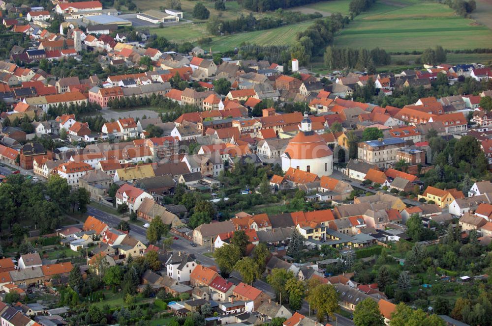 Aerial image Oranienbaum - Blick auf die Historische Altstadt mit Evangelischer Stadtkirche Oranienbaum in Sachsen - Anhalt. Die Kirche wurde im Stil des Barock erbaut und im Jahr 1712 eingeweiht. Mit ihrerm ungewöhnlich elliptischen Grundriss ist sie ein beliebtes Ausflugsziel für Touristen. Trotz ihrer Restaurierung in den Jahren von 1991 bis 1995 macht die Kirche noch den Eindruck eines im Original erhaltenen Bauwerks. Kontakt Pfarramt: Evangelisches Pfarramt Oranienbaum, Brauerstraße 26, 06785 Oranienbaum, Tel. +49(0)34904 20512, Fax +49(0)34904 21742, Email: stadtkirche-oranienbaum@kircheanhalt.de; Kontakt Touristinfo: Stadtinformation Oranienbaum, Schloßstraße 17, 06785 Oranienbaum, Tel. +49(0)34904 22520