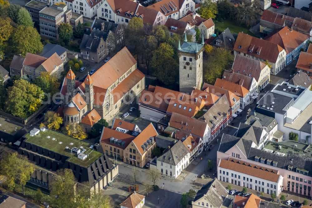 Warendorf from the bird's eye view: Historic Old Town Market Square and St. Lawrence Church in Warendorf in North Rhine-Westphalia