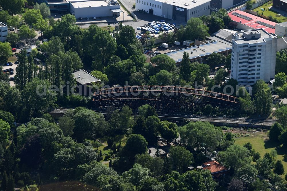 Berlin from the bird's eye view: Historical S-Bahn bridge at the cemetery Dorotheenstadt Friedhof II in the district of Mitte in Berlin. The historical building and remains of the Berlin Wall are located between Mitte and Wedding