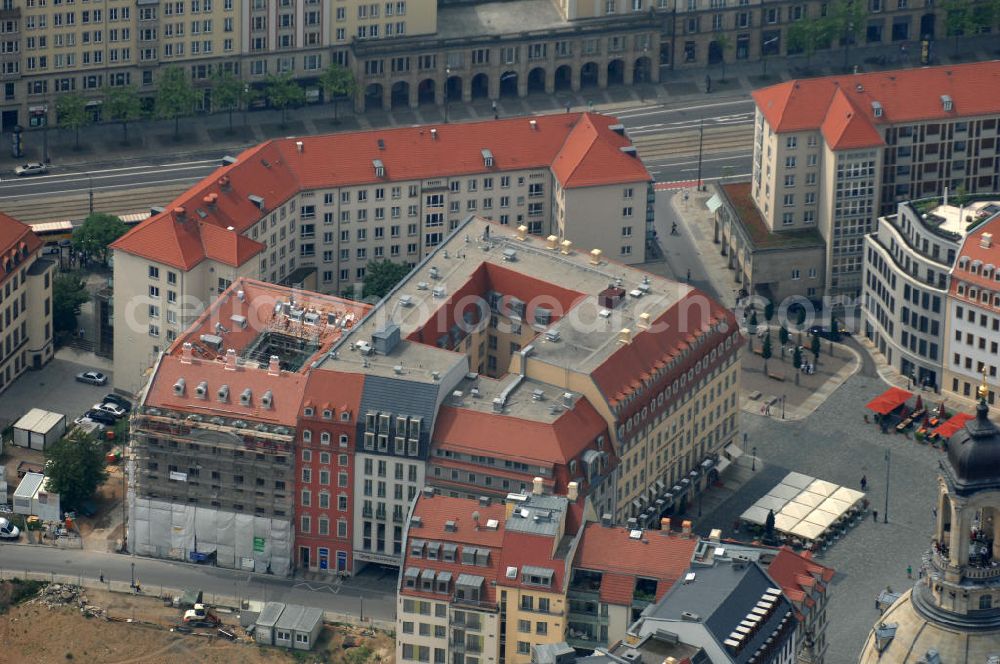 Dresden from the bird's eye view: Blick auf fünf am Neumarkt gegenüber der Frauenkirche wiederaufgebaute historische Bürgerhäuser. Im Bild die Häuser An der Frauenkirche 16 (Quartier III) sowie Leitbau „British Hotel“ Landhausstraße 6 (Quartier IV),in gemischter Fassadengestaltung. View of five on Neumarkt opposite the Frauenkirche rebuilt historic town houses.