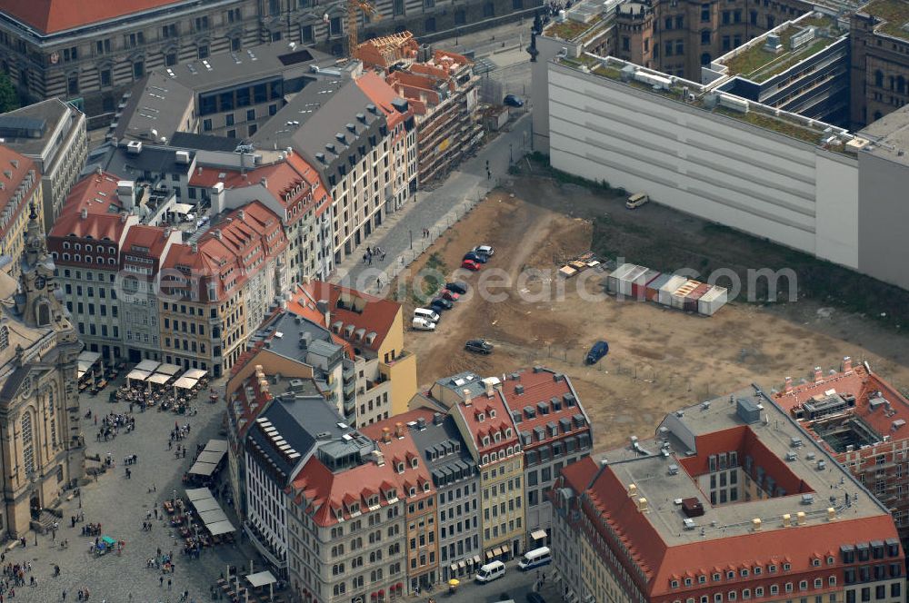 Aerial image Dresden - Blick auf fünf am Neumarkt gegenüber der Frauenkirche wiederaufgebaute historische Bürgerhäuser. Im Bild die Häuser An der Frauenkirche 16 (Quartier III) sowie Leitbau „British Hotel“ Landhausstraße 6 (Quartier IV),in gemischter Fassadengestaltung. View of five on Neumarkt opposite the Frauenkirche rebuilt historic town houses.