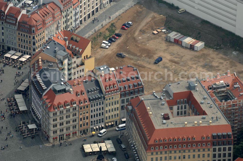 Dresden from above - Blick auf fünf am Neumarkt gegenüber der Frauenkirche wiederaufgebaute historische Bürgerhäuser. Im Bild die Häuser An der Frauenkirche 16 (Quartier III) sowie Leitbau „British Hotel“ Landhausstraße 6 (Quartier IV),in gemischter Fassadengestaltung. View of five on Neumarkt opposite the Frauenkirche rebuilt historic town houses.