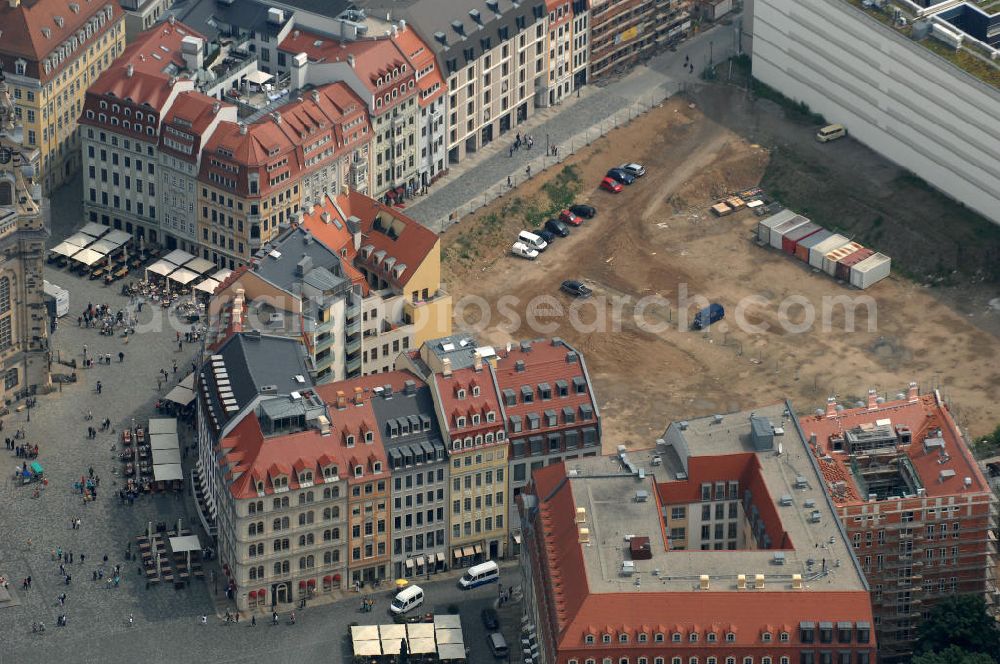 Dresden from the bird's eye view: Blick auf fünf am Neumarkt gegenüber der Frauenkirche wiederaufgebaute historische Bürgerhäuser. Im Bild die Häuser An der Frauenkirche 16 (Quartier III) sowie Leitbau „British Hotel“ Landhausstraße 6 (Quartier IV),in gemischter Fassadengestaltung. View of five on Neumarkt opposite the Frauenkirche rebuilt historic town houses.