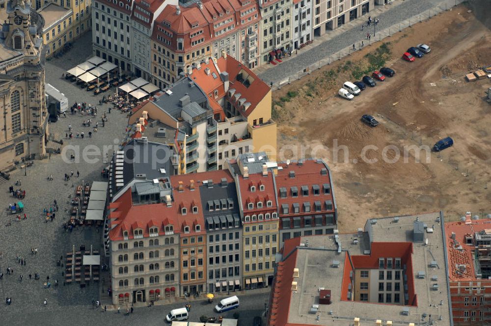 Aerial image Dresden - Blick auf fünf am Neumarkt gegenüber der Frauenkirche wiederaufgebaute historische Bürgerhäuser. Im Bild die Häuser An der Frauenkirche 16 (Quartier III) sowie Leitbau „British Hotel“ Landhausstraße 6 (Quartier IV),in gemischter Fassadengestaltung. View of five on Neumarkt opposite the Frauenkirche rebuilt historic town houses.