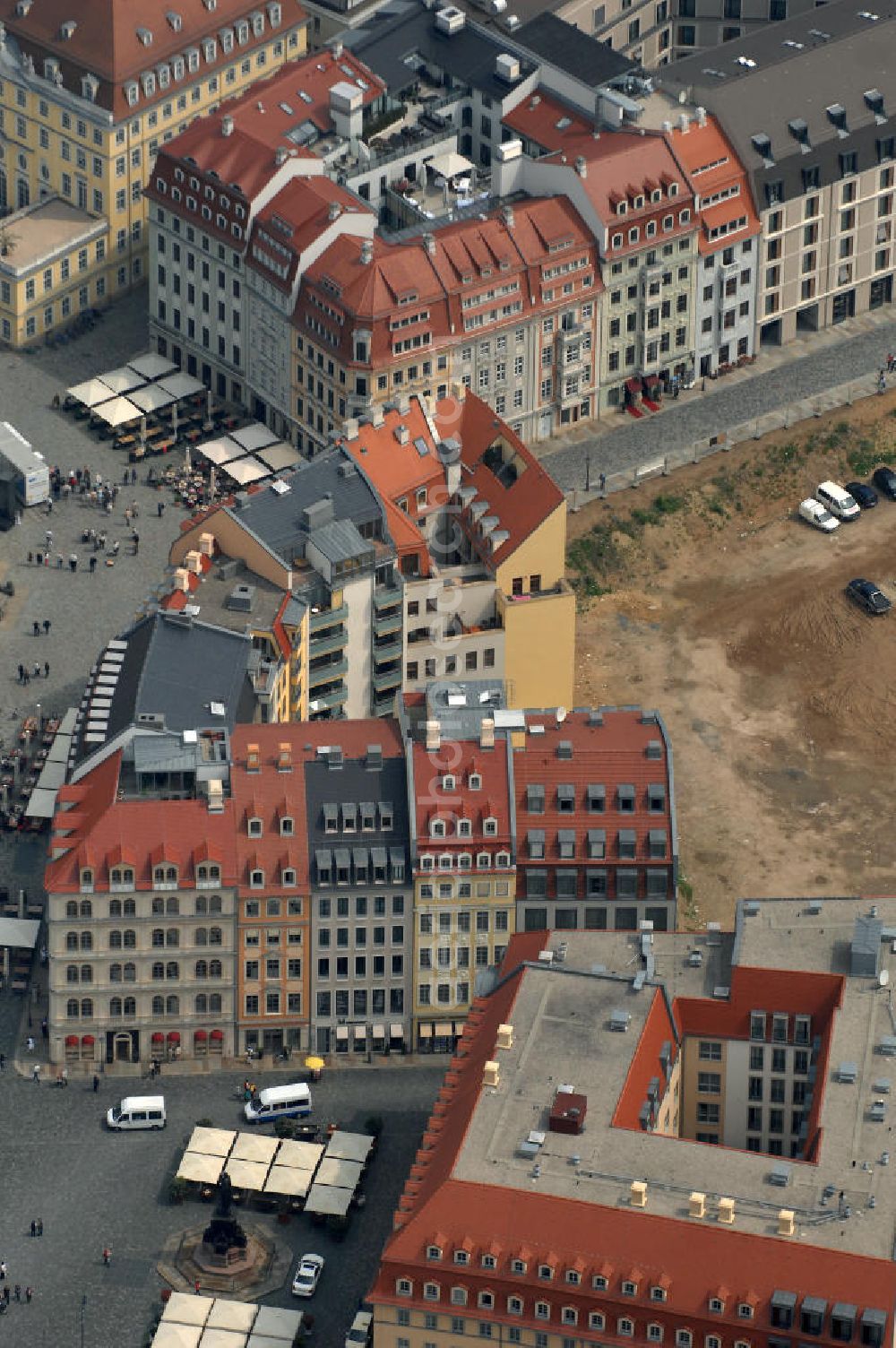 Aerial photograph Dresden - Blick auf fünf am Neumarkt gegenüber der Frauenkirche wiederaufgebaute historische Bürgerhäuser. Im Bild die Häuser An der Frauenkirche 16 (Quartier III) sowie Leitbau „British Hotel“ Landhausstraße 6 (Quartier IV),in gemischter Fassadengestaltung. View of five on Neumarkt opposite the Frauenkirche rebuilt historic town houses.