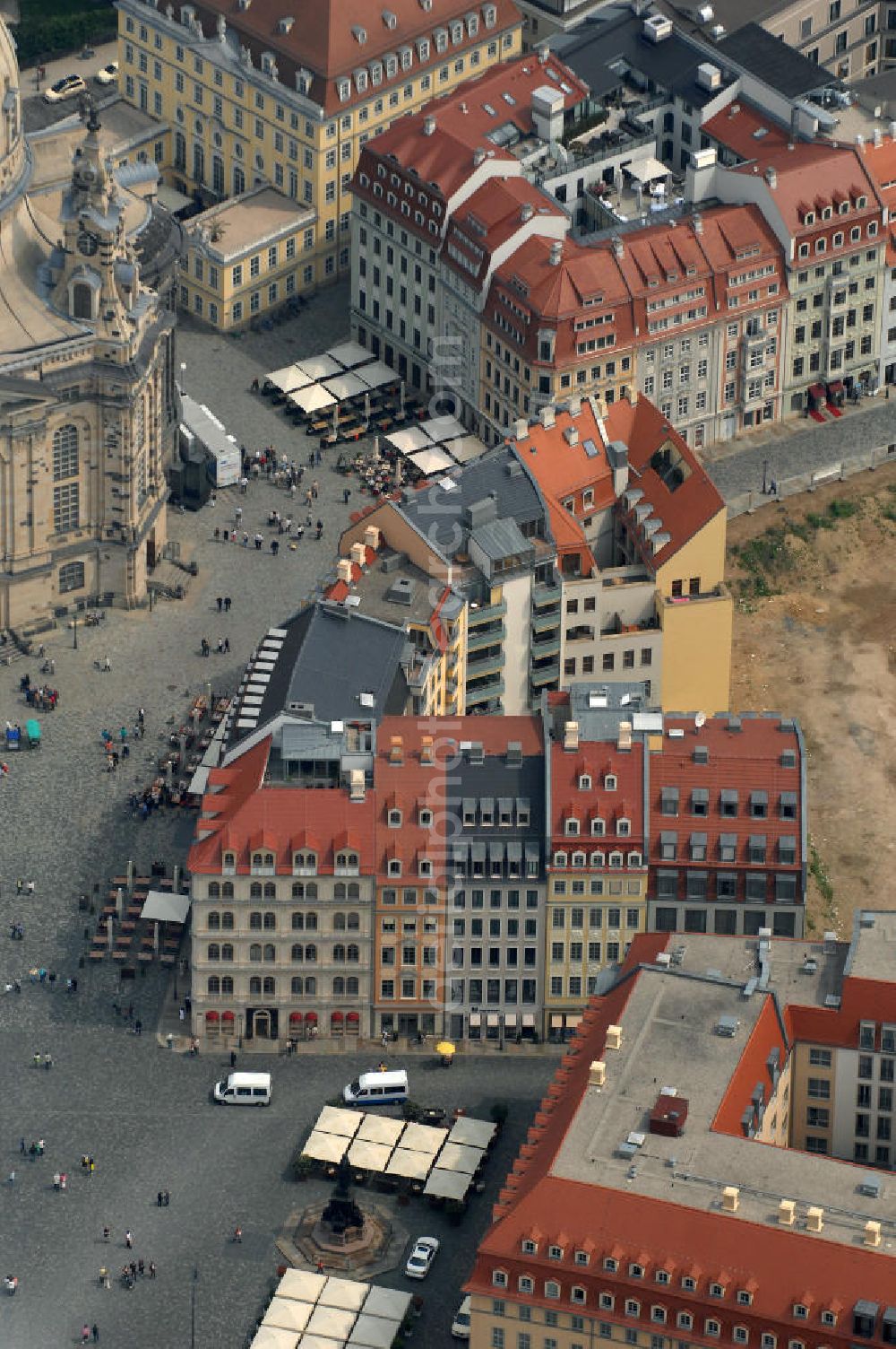 Dresden from above - Blick auf fünf am Neumarkt gegenüber der Frauenkirche wiederaufgebaute historische Bürgerhäuser. Im Bild die Häuser An der Frauenkirche 16 (Quartier III) sowie Leitbau „British Hotel“ Landhausstraße 6 (Quartier IV),in gemischter Fassadengestaltung. View of five on Neumarkt opposite the Frauenkirche rebuilt historic town houses.