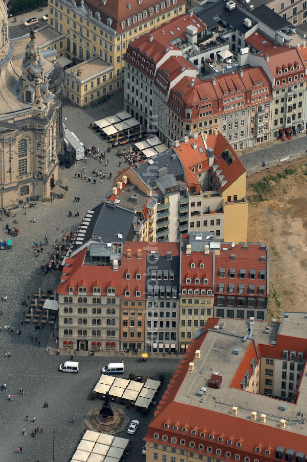 Dresden from the bird's eye view: Blick auf fünf am Neumarkt gegenüber der Frauenkirche wiederaufgebaute historische Bürgerhäuser. Im Bild die Häuser An der Frauenkirche 16 (Quartier III) sowie Leitbau „British Hotel“ Landhausstraße 6 (Quartier IV),in gemischter Fassadengestaltung. View of five on Neumarkt opposite the Frauenkirche rebuilt historic town houses.