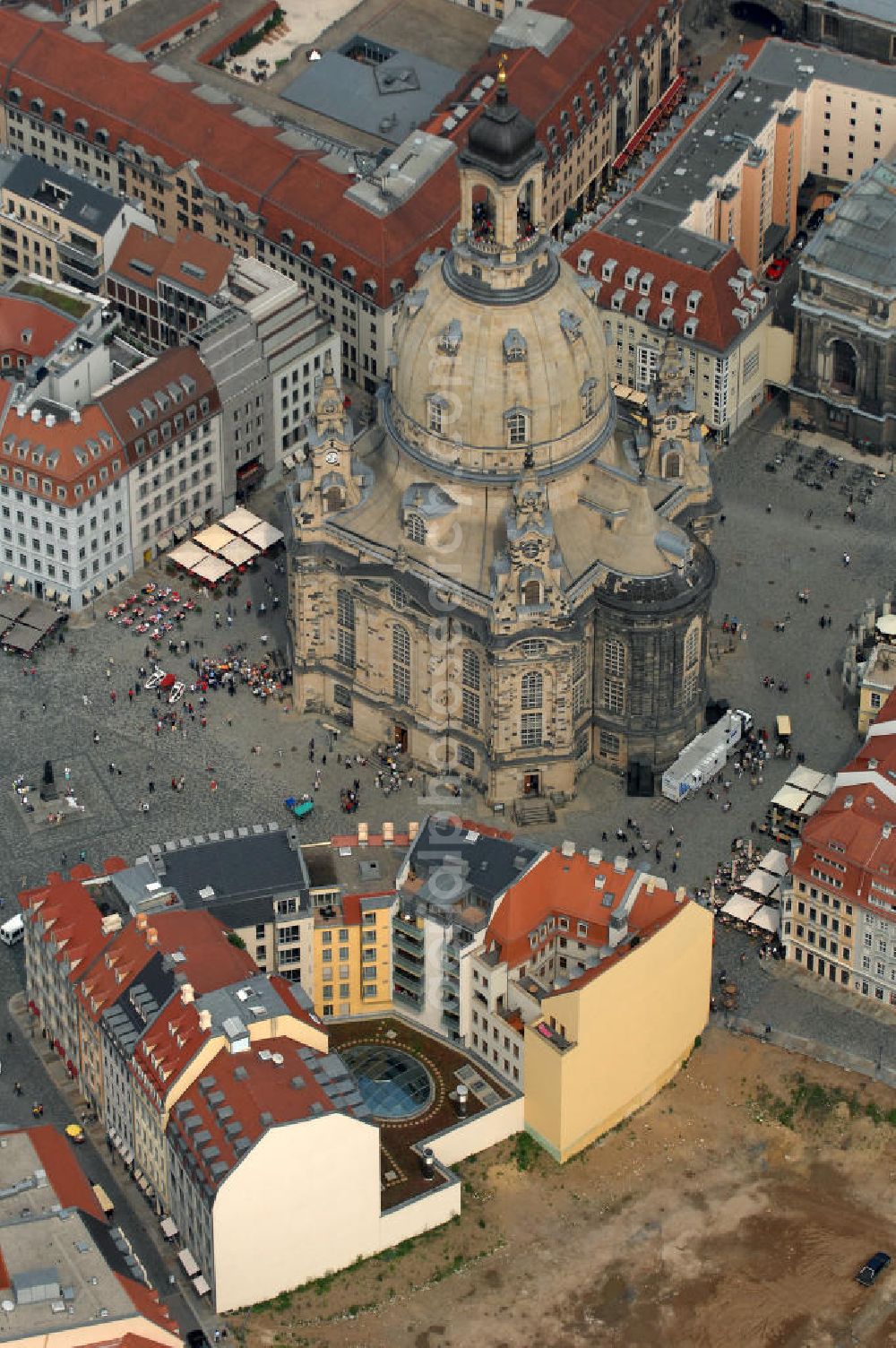 Aerial photograph Dresden - Blick auf fünf am Neumarkt gegenüber der Frauenkirche wiederaufgebaute historische Bürgerhäuser. Im Bild die Häuser An der Frauenkirche 16 (Quartier III) sowie Leitbau „British Hotel“ Landhausstraße 6 (Quartier IV),in gemischter Fassadengestaltung. View of five on Neumarkt opposite the Frauenkirche rebuilt historic town houses.