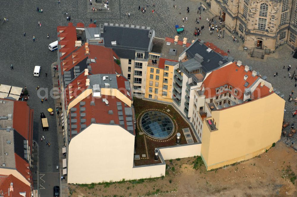 Dresden from above - Blick auf fünf am Neumarkt gegenüber der Frauenkirche wiederaufgebaute historische Bürgerhäuser. Im Bild die Häuser An der Frauenkirche 16 (Quartier III) sowie Leitbau „British Hotel“ Landhausstraße 6 (Quartier IV),in gemischter Fassadengestaltung. View of five on Neumarkt opposite the Frauenkirche rebuilt historic town houses.