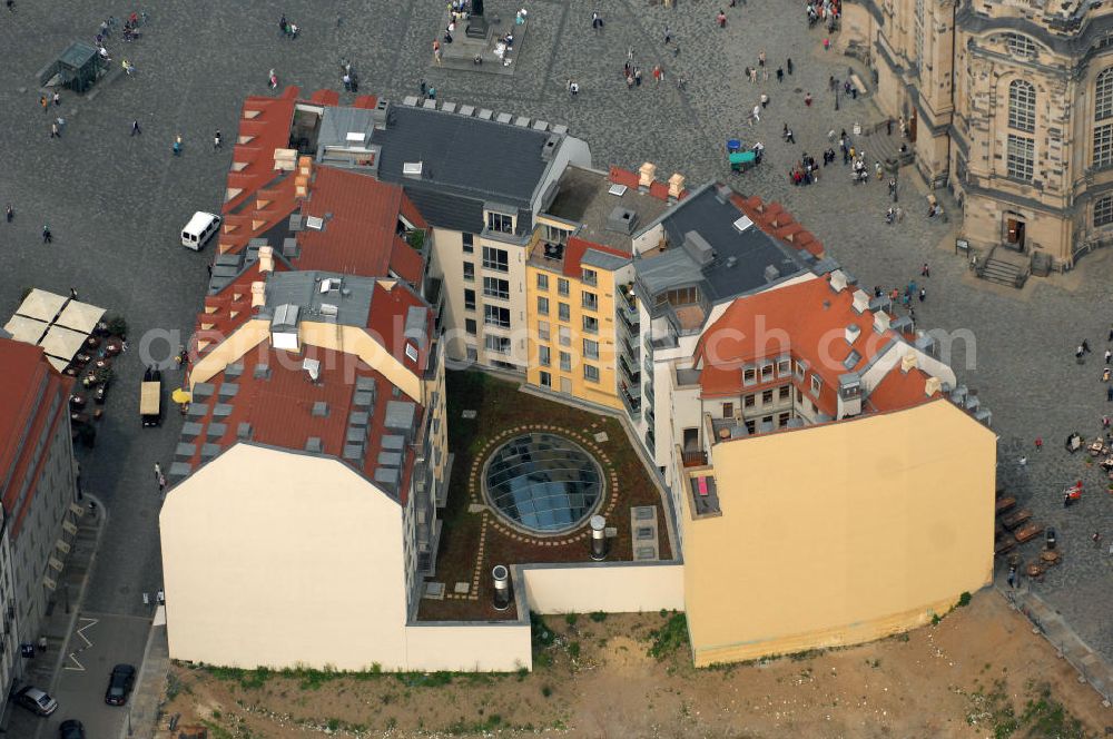 Dresden from the bird's eye view: Blick auf fünf am Neumarkt gegenüber der Frauenkirche wiederaufgebaute historische Bürgerhäuser. Im Bild die Häuser An der Frauenkirche 16 (Quartier III) sowie Leitbau „British Hotel“ Landhausstraße 6 (Quartier IV),in gemischter Fassadengestaltung. View of five on Neumarkt opposite the Frauenkirche rebuilt historic town houses.