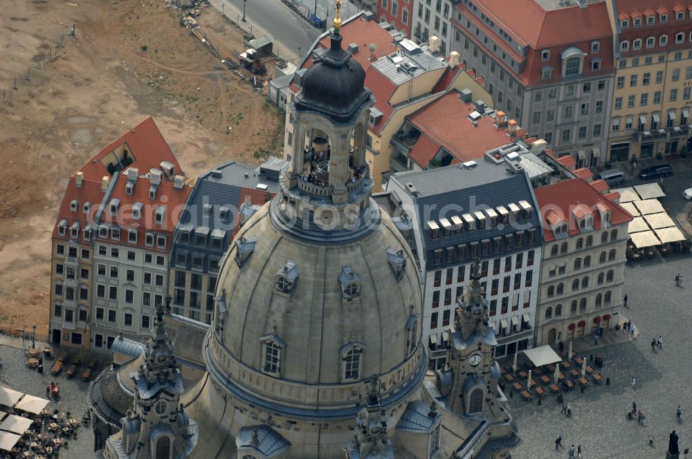 Aerial image Dresden - Blick auf fünf am Neumarkt gegenüber der Frauenkirche wiederaufgebaute historische Bürgerhäuser. Im Bild die Häuser An der Frauenkirche 16 (Quartier III) sowie Leitbau „British Hotel“ Landhausstraße 6 (Quartier IV),in gemischter Fassadengestaltung. View of five on Neumarkt opposite the Frauenkirche rebuilt historic town houses.