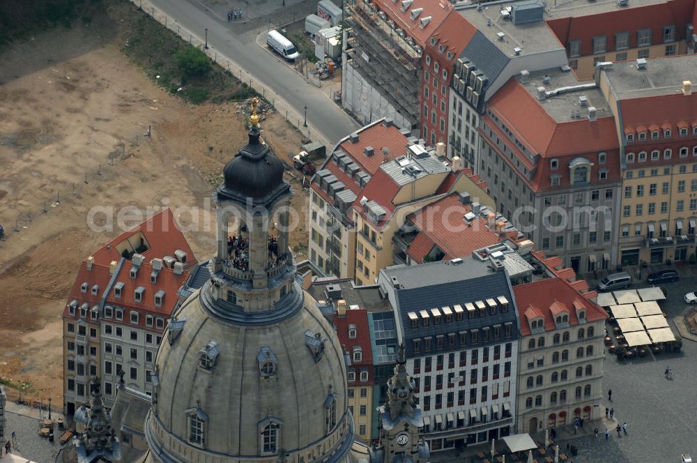 Aerial photograph Dresden - Blick auf fünf am Neumarkt gegenüber der Frauenkirche wiederaufgebaute historische Bürgerhäuser. Im Bild die Häuser An der Frauenkirche 16 (Quartier III) sowie Leitbau „British Hotel“ Landhausstraße 6 (Quartier IV),in gemischter Fassadengestaltung. View of five on Neumarkt opposite the Frauenkirche rebuilt historic town houses.