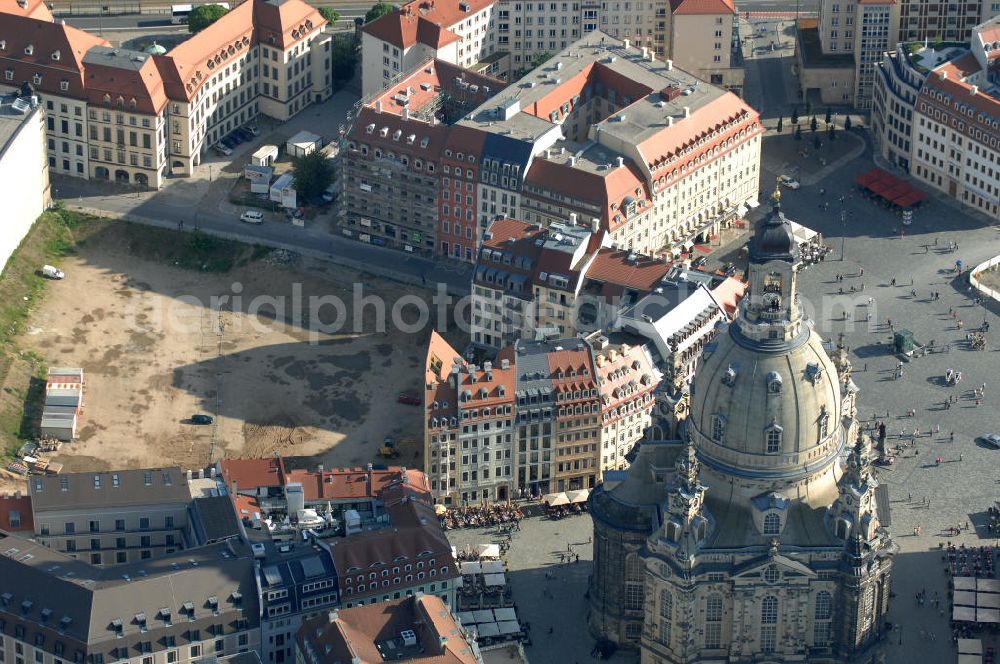 Aerial image Dresden - Blick auf fünf am Neumarkt gegenüber der Frauenkirche wiederaufgebaute historische Bürgerhäuser. Im Bild die Häuser An der Frauenkirche 16 (Quartier III) sowie Leitbau „British Hotel“ Landhausstraße 6 (Quartier IV),in gemischter Fassadengestaltung. View of five on Neumarkt opposite the Frauenkirche rebuilt historic town houses.