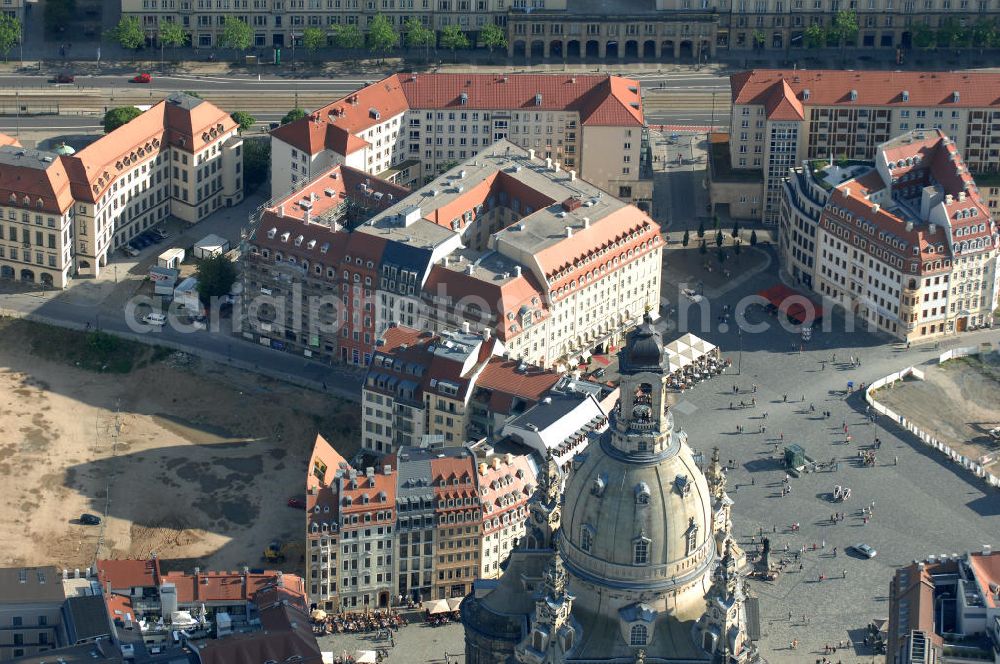 Aerial photograph Dresden - Blick auf fünf am Neumarkt gegenüber der Frauenkirche wiederaufgebaute historische Bürgerhäuser. Im Bild die Häuser An der Frauenkirche 16 (Quartier III) sowie Leitbau „British Hotel“ Landhausstraße 6 (Quartier IV),in gemischter Fassadengestaltung. View of five on Neumarkt opposite the Frauenkirche rebuilt historic town houses.