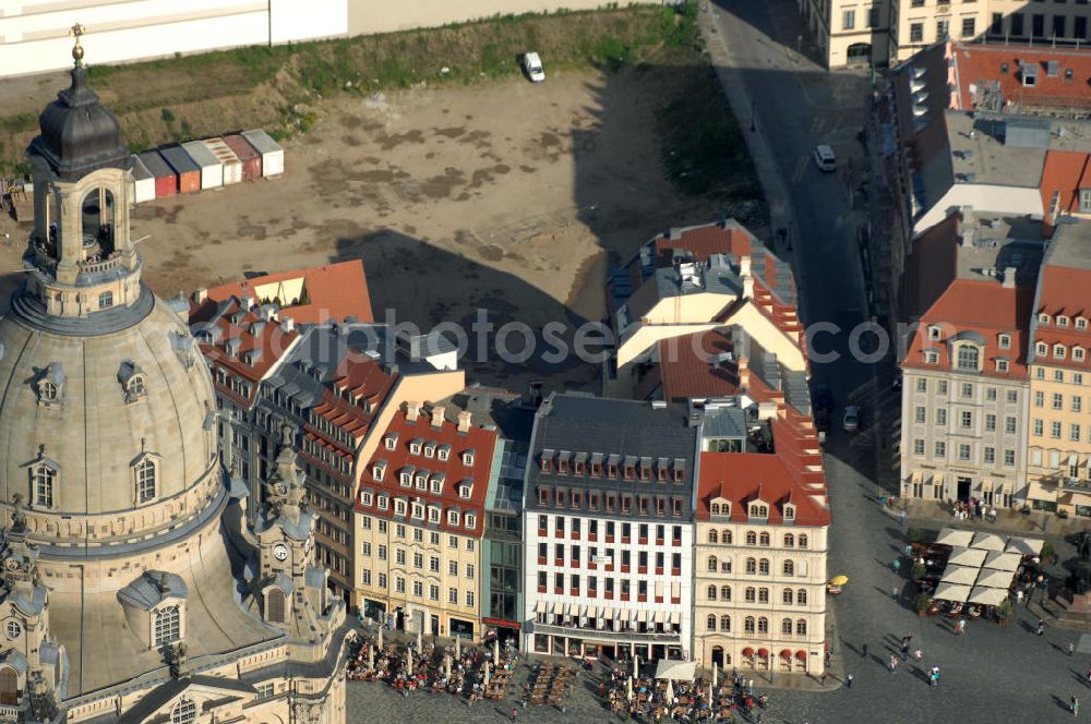 Dresden from above - Blick auf fünf am Neumarkt gegenüber der Frauenkirche wiederaufgebaute historische Bürgerhäuser. Im Bild die Häuser An der Frauenkirche 16 (Quartier III) sowie Leitbau „British Hotel“ Landhausstraße 6 (Quartier IV),in gemischter Fassadengestaltung. View of five on Neumarkt opposite the Frauenkirche rebuilt historic town houses.