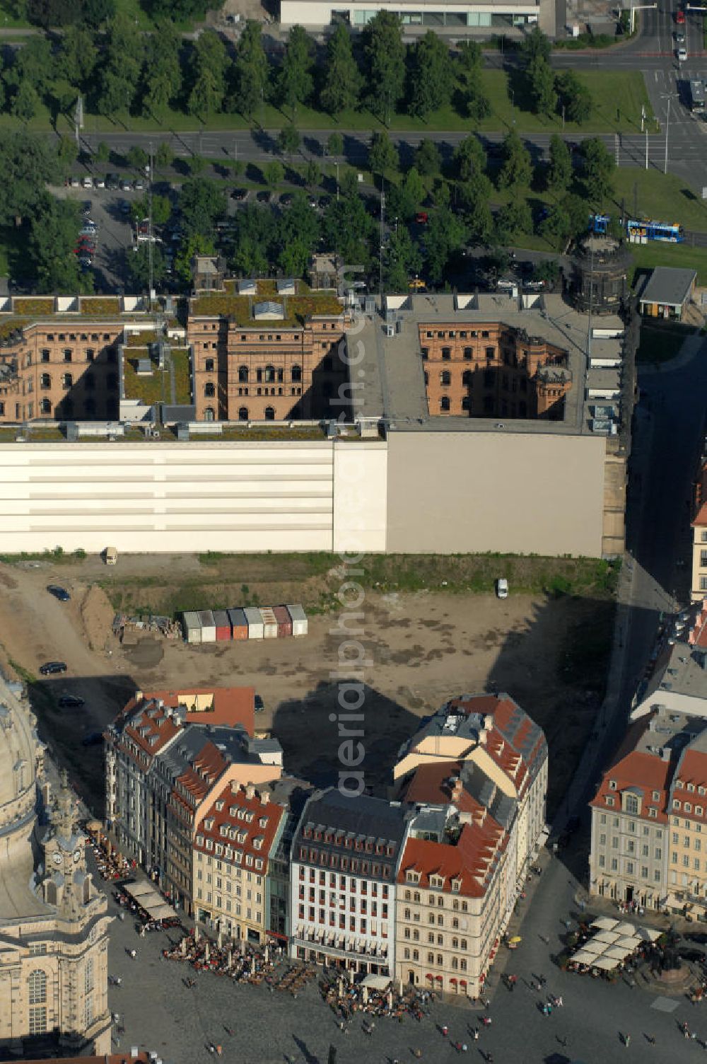 Aerial image Dresden - Blick auf fünf am Neumarkt gegenüber der Frauenkirche wiederaufgebaute historische Bürgerhäuser. Im Bild die Häuser An der Frauenkirche 16 (Quartier III) sowie Leitbau „British Hotel“ Landhausstraße 6 (Quartier IV),in gemischter Fassadengestaltung. View of five on Neumarkt opposite the Frauenkirche rebuilt historic town houses.