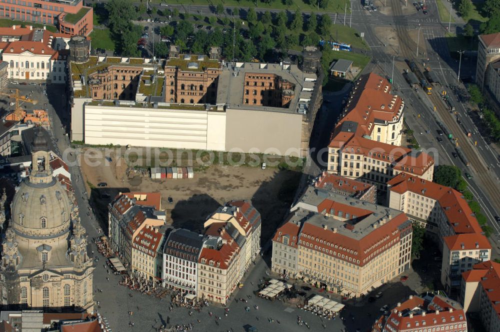 Aerial photograph Dresden - Blick auf fünf am Neumarkt gegenüber der Frauenkirche wiederaufgebaute historische Bürgerhäuser. Im Bild die Häuser An der Frauenkirche 16 (Quartier III) sowie Leitbau „British Hotel“ Landhausstraße 6 (Quartier IV),in gemischter Fassadengestaltung. View of five on Neumarkt opposite the Frauenkirche rebuilt historic town houses.