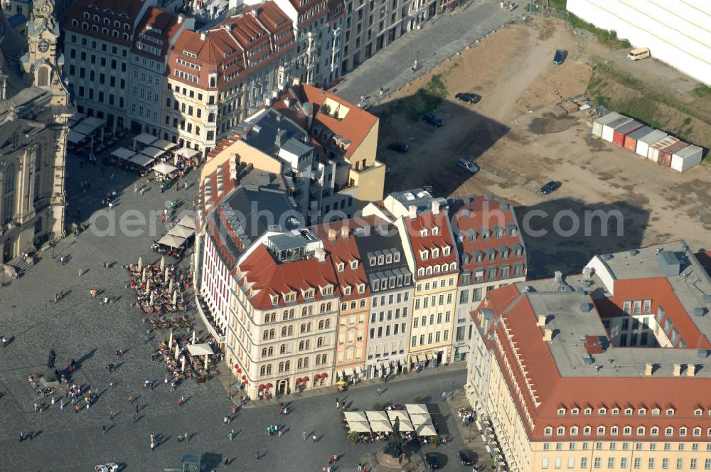 Dresden from above - Blick auf fünf am Neumarkt gegenüber der Frauenkirche wiederaufgebaute historische Bürgerhäuser. Im Bild die Häuser An der Frauenkirche 16 (Quartier III) sowie Leitbau „British Hotel“ Landhausstraße 6 (Quartier IV),in gemischter Fassadengestaltung. View of five on Neumarkt opposite the Frauenkirche rebuilt historic town houses.