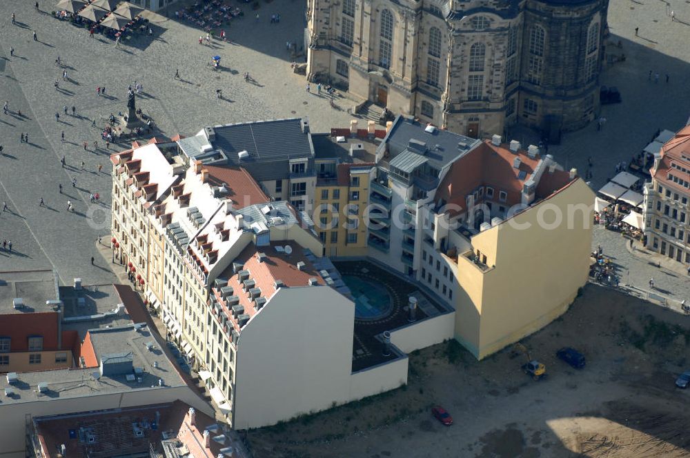 Dresden from the bird's eye view: Blick auf fünf am Neumarkt gegenüber der Frauenkirche wiederaufgebaute historische Bürgerhäuser. Im Bild die Häuser An der Frauenkirche 16 (Quartier III) sowie Leitbau „British Hotel“ Landhausstraße 6 (Quartier IV),in gemischter Fassadengestaltung. View of five on Neumarkt opposite the Frauenkirche rebuilt historic town houses.