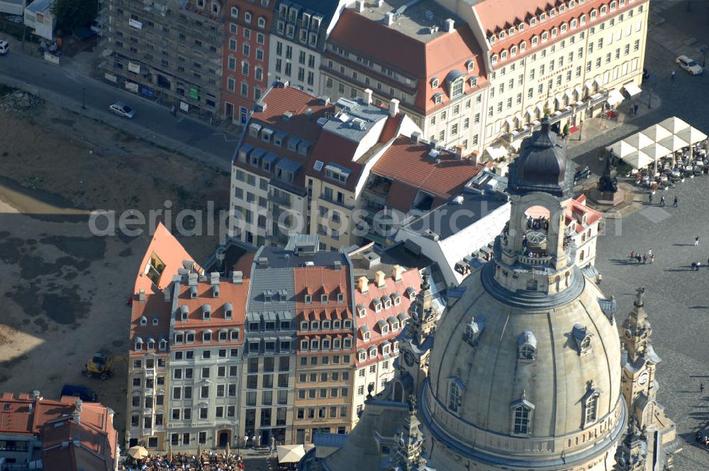 Aerial image Dresden - Blick auf fünf am Neumarkt gegenüber der Frauenkirche wiederaufgebaute historische Bürgerhäuser. Im Bild die Häuser An der Frauenkirche 16 (Quartier III) sowie Leitbau „British Hotel“ Landhausstraße 6 (Quartier IV),in gemischter Fassadengestaltung. View of five on Neumarkt opposite the Frauenkirche rebuilt historic town houses.