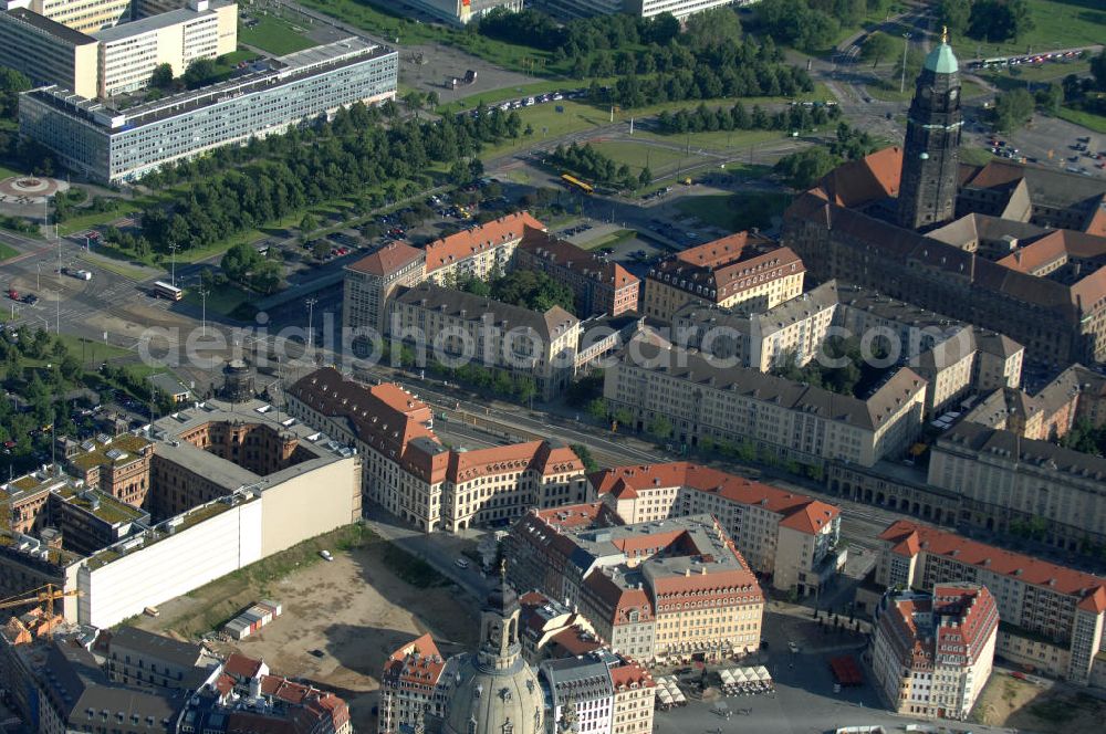 Aerial photograph Dresden - Blick auf fünf am Neumarkt gegenüber der Frauenkirche wiederaufgebaute historische Bürgerhäuser. Im Bild die Häuser An der Frauenkirche 16 (Quartier III) sowie Leitbau „British Hotel“ Landhausstraße 6 (Quartier IV),in gemischter Fassadengestaltung. View of five on Neumarkt opposite the Frauenkirche rebuilt historic town houses.