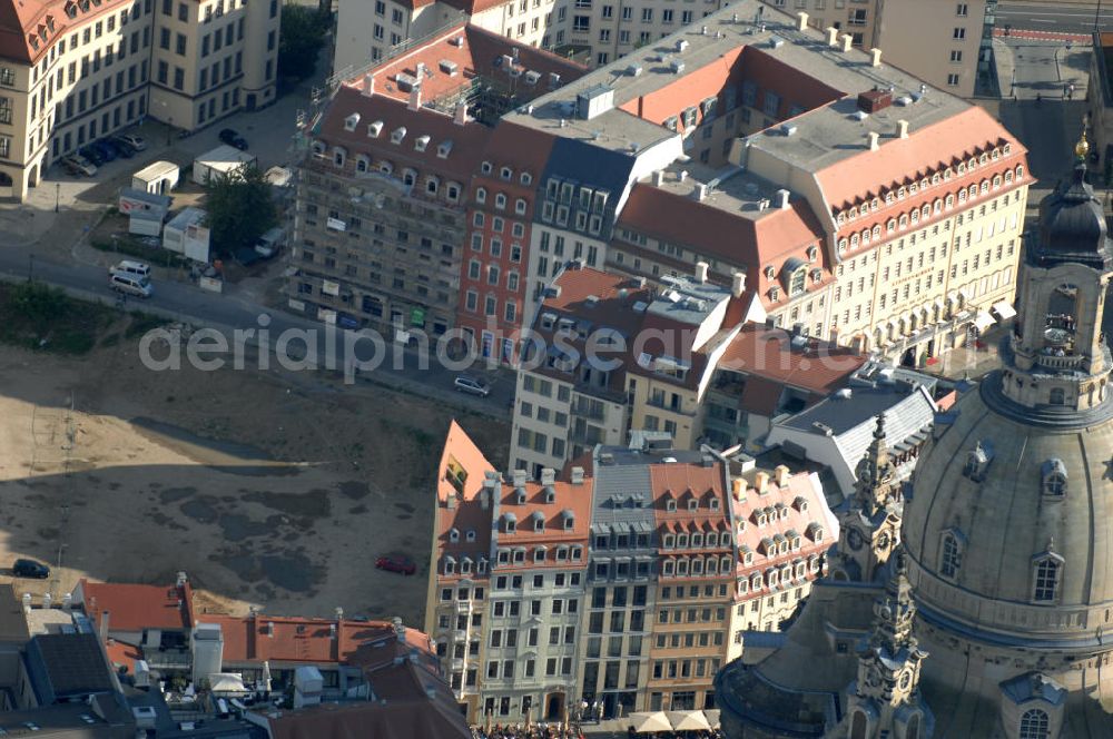 Dresden from above - Blick auf fünf am Neumarkt gegenüber der Frauenkirche wiederaufgebaute historische Bürgerhäuser. Im Bild die Häuser An der Frauenkirche 16 (Quartier III) sowie Leitbau „British Hotel“ Landhausstraße 6 (Quartier IV),in gemischter Fassadengestaltung. View of five on Neumarkt opposite the Frauenkirche rebuilt historic town houses.