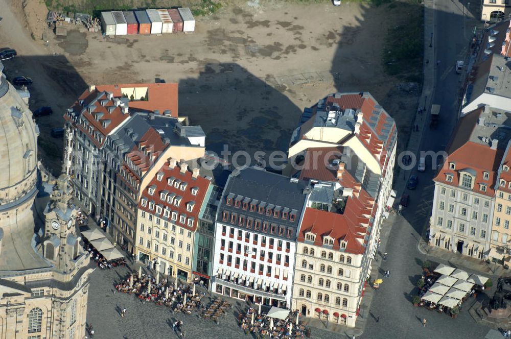 Dresden from the bird's eye view: Blick auf fünf am Neumarkt gegenüber der Frauenkirche wiederaufgebaute historische Bürgerhäuser. Im Bild die Häuser An der Frauenkirche 16 (Quartier III) sowie Leitbau „British Hotel“ Landhausstraße 6 (Quartier IV),in gemischter Fassadengestaltung. View of five on Neumarkt opposite the Frauenkirche rebuilt historic town houses.