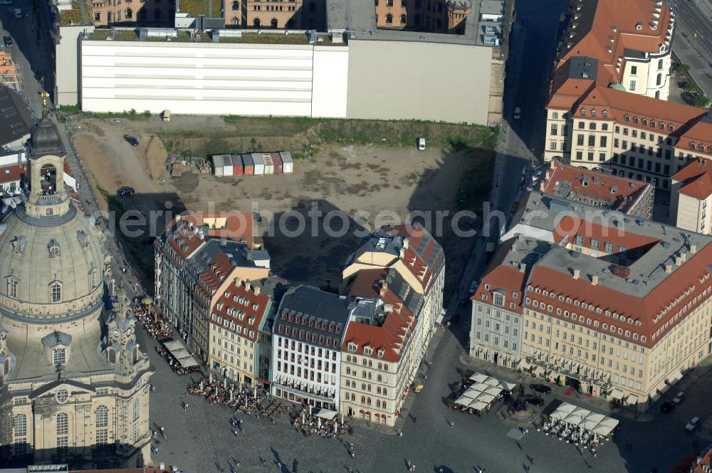 Aerial image Dresden - Blick auf fünf am Neumarkt gegenüber der Frauenkirche wiederaufgebaute historische Bürgerhäuser. Im Bild die Häuser An der Frauenkirche 16 (Quartier III) sowie Leitbau „British Hotel“ Landhausstraße 6 (Quartier IV),in gemischter Fassadengestaltung. View of five on Neumarkt opposite the Frauenkirche rebuilt historic town houses.