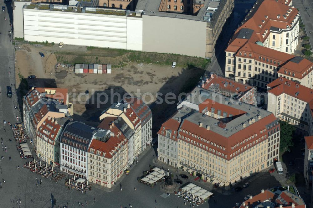 Aerial photograph Dresden - Blick auf fünf am Neumarkt gegenüber der Frauenkirche wiederaufgebaute historische Bürgerhäuser. Im Bild die Häuser An der Frauenkirche 16 (Quartier III) sowie Leitbau „British Hotel“ Landhausstraße 6 (Quartier IV),in gemischter Fassadengestaltung. View of five on Neumarkt opposite the Frauenkirche rebuilt historic town houses.