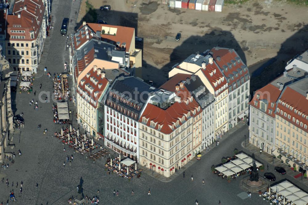 Dresden from above - Blick auf fünf am Neumarkt gegenüber der Frauenkirche wiederaufgebaute historische Bürgerhäuser. Im Bild die Häuser An der Frauenkirche 16 (Quartier III) sowie Leitbau „British Hotel“ Landhausstraße 6 (Quartier IV),in gemischter Fassadengestaltung. View of five on Neumarkt opposite the Frauenkirche rebuilt historic town houses.