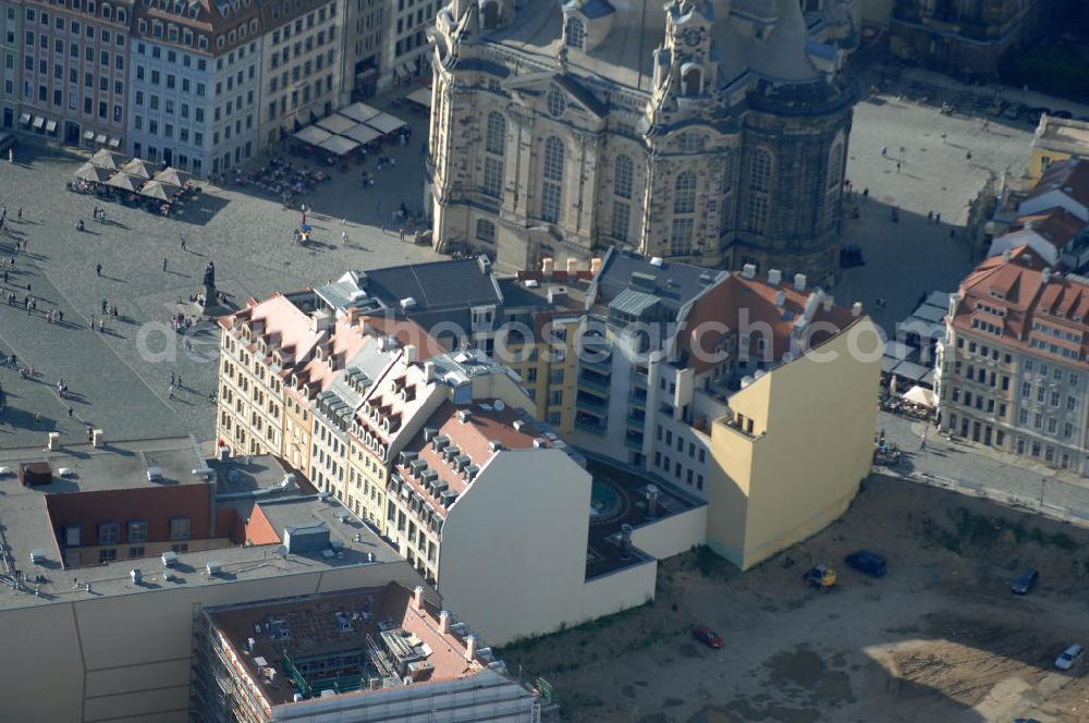 Dresden from the bird's eye view: Blick auf fünf am Neumarkt gegenüber der Frauenkirche wiederaufgebaute historische Bürgerhäuser. Im Bild die Häuser An der Frauenkirche 16 (Quartier III) sowie Leitbau „British Hotel“ Landhausstraße 6 (Quartier IV),in gemischter Fassadengestaltung. View of five on Neumarkt opposite the Frauenkirche rebuilt historic town houses.