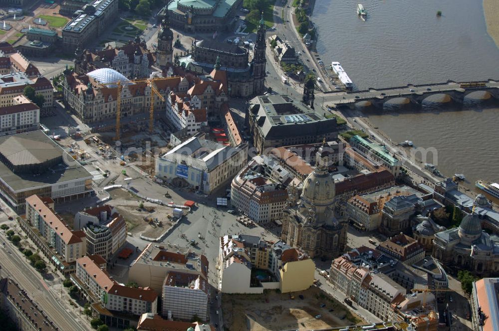 Aerial image Dresden - Blick auf fünf am Neumarkt gegenüber der Frauenkirche wiederaufgebaute historische Bürgerhäuser. Im Bild die Häuser An der Frauenkirche 16 (Quartier III) sowie Leitbau „British Hotel“ Landhausstraße 6 (Quartier IV),in gemischter Fassadengestaltung. View of five on Neumarkt opposite the Frauenkirche rebuilt historic town houses.