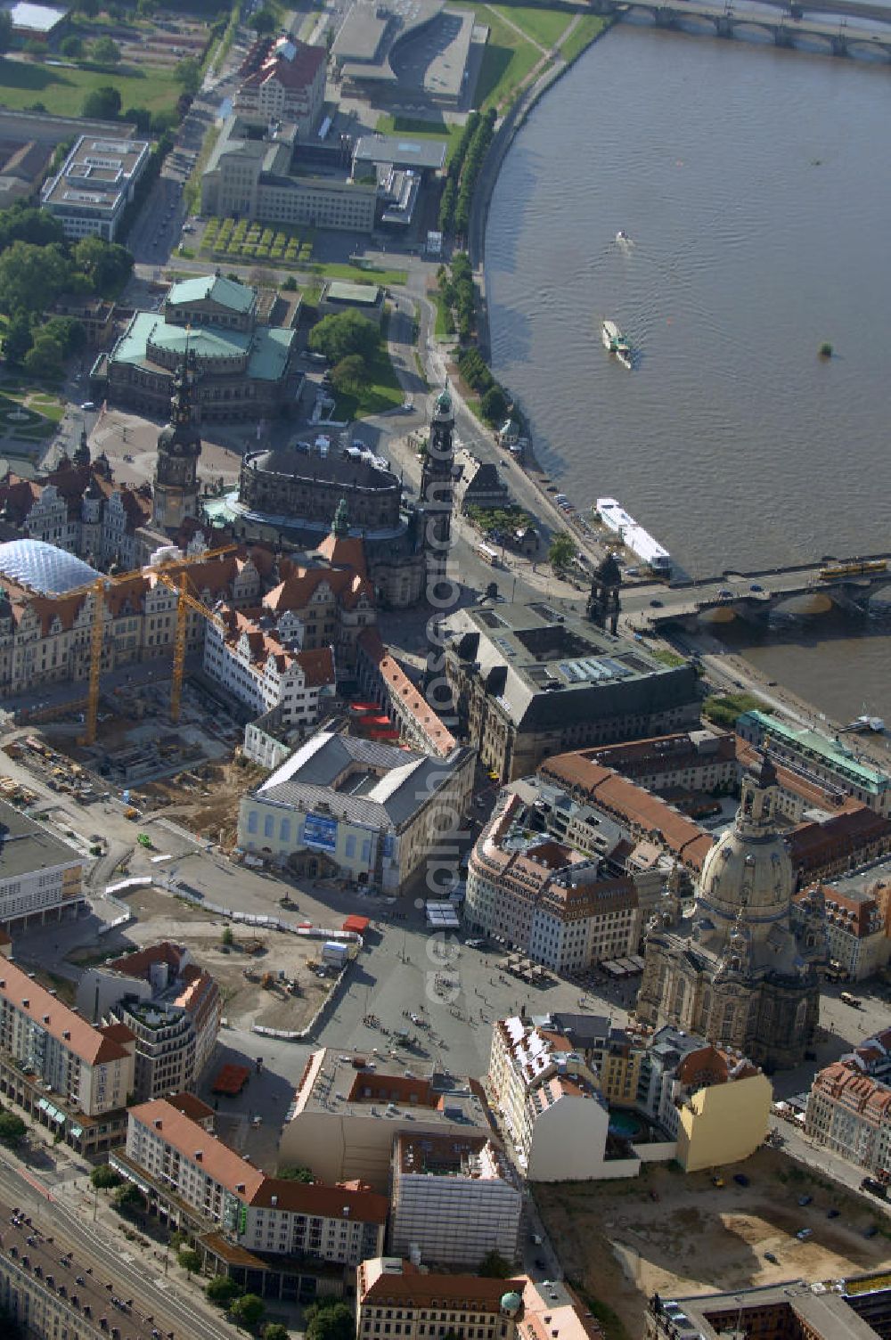 Aerial photograph Dresden - Blick auf fünf am Neumarkt gegenüber der Frauenkirche wiederaufgebaute historische Bürgerhäuser. Im Bild die Häuser An der Frauenkirche 16 (Quartier III) sowie Leitbau „British Hotel“ Landhausstraße 6 (Quartier IV),in gemischter Fassadengestaltung. View of five on Neumarkt opposite the Frauenkirche rebuilt historic town houses.