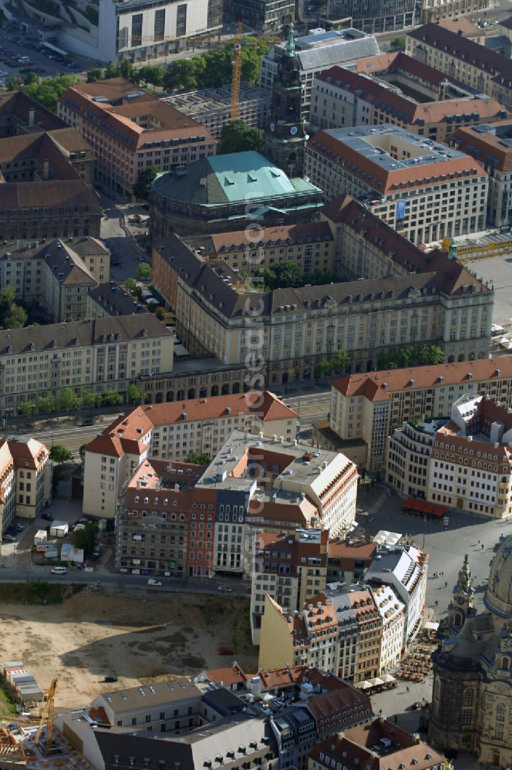 Dresden from above - Blick auf fünf am Neumarkt gegenüber der Frauenkirche wiederaufgebaute historische Bürgerhäuser. Im Bild die Häuser An der Frauenkirche 16 (Quartier III) sowie Leitbau „British Hotel“ Landhausstraße 6 (Quartier IV),in gemischter Fassadengestaltung. View of five on Neumarkt opposite the Frauenkirche rebuilt historic town houses.