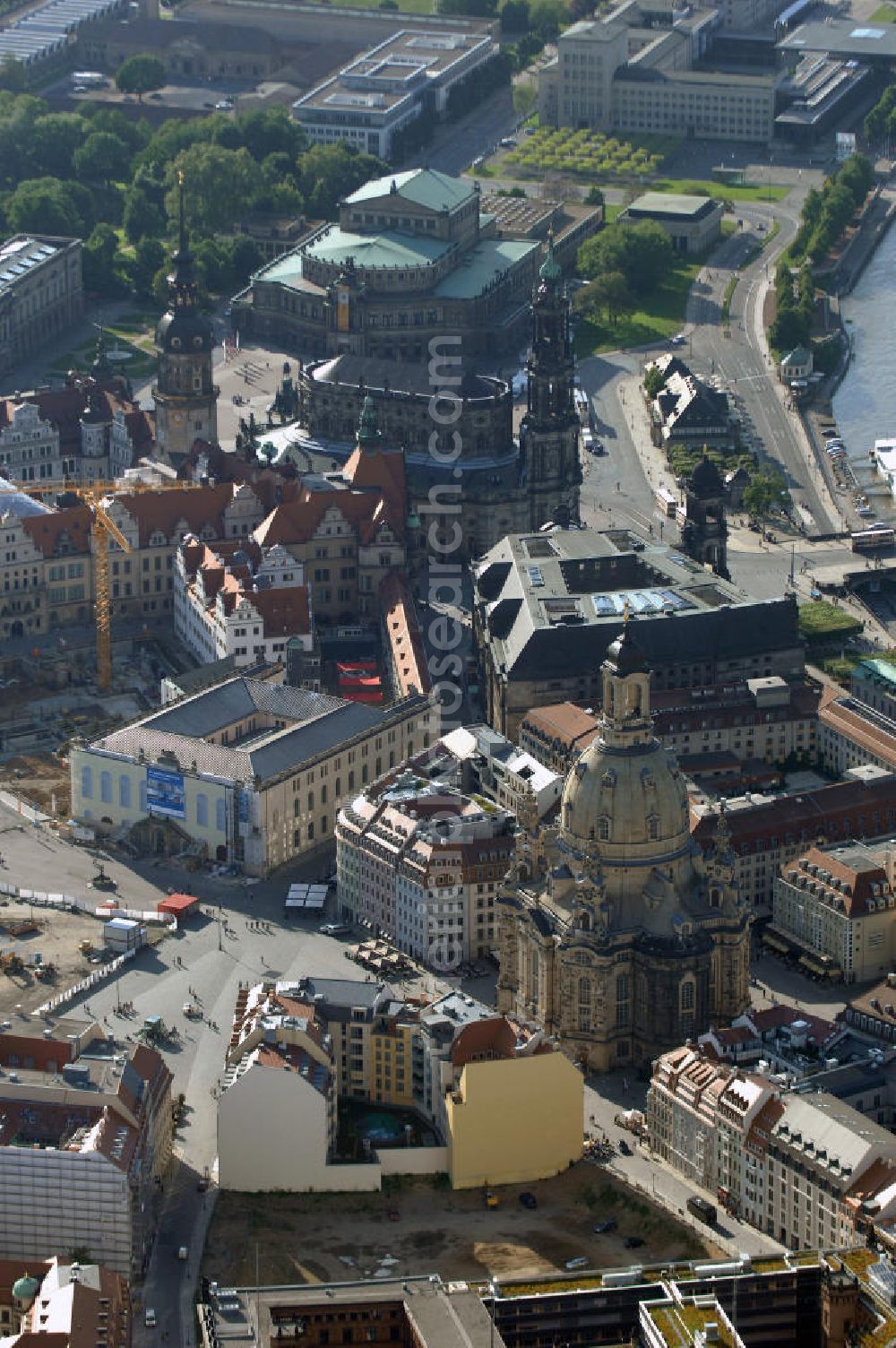 Dresden from the bird's eye view: Blick auf fünf am Neumarkt gegenüber der Frauenkirche wiederaufgebaute historische Bürgerhäuser. Im Bild die Häuser An der Frauenkirche 16 (Quartier III) sowie Leitbau „British Hotel“ Landhausstraße 6 (Quartier IV),in gemischter Fassadengestaltung. View of five on Neumarkt opposite the Frauenkirche rebuilt historic town houses.