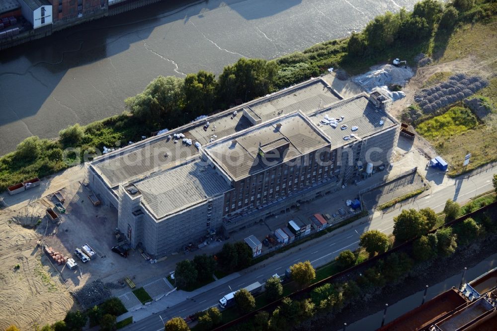 Hamburg from the bird's eye view: Reconstruction of historic buildings of the the listed chemical factory on the former GEG-Area on the Peutestraße in Hamburg-Mitte / Veddel. A project of the Hamburg Port Authority HPA