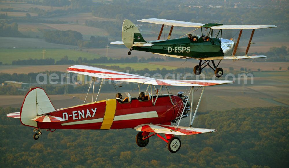 Hamm from above - Formationsflug historischer Oldtimer vom Typ Tiger Moth D-ESPS ( Baujahr 1940 , grün ) und Focke-Wulf Stieglitz D-ENAY ( Baujahr 1940 , rot-weiß ). Formation flight of historic airplanes Tiger Moth D-ESPS (built in 1940, green) and Focke-Wulf Stieglitz D-ENAY (built in 1940, red-white).