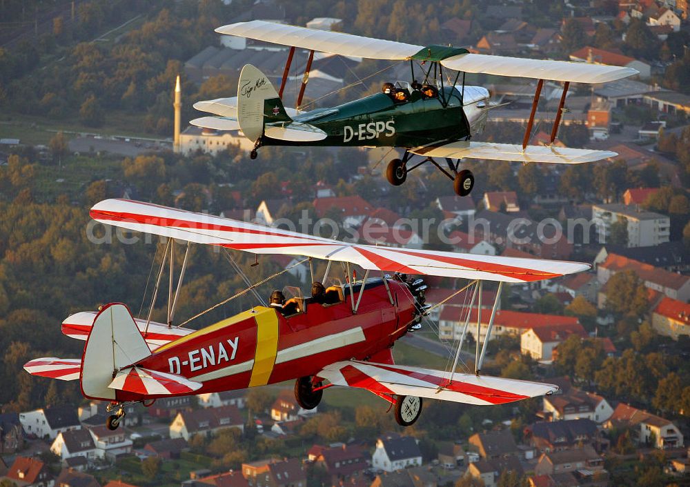 Hamm from the bird's eye view: Formationsflug historischer Oldtimer vom Typ Tiger Moth D-ESPS ( Baujahr 1940 , grün ) und Focke-Wulf Stieglitz D-ENAY ( Baujahr 1940 , rot-weiß ). Formation flight of historic airplanes Tiger Moth D-ESPS (built in 1940, green) and Focke-Wulf Stieglitz D-ENAY (built in 1940, red-white).