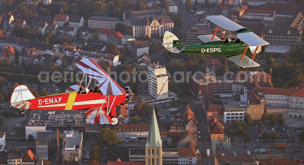 Aerial image Hamm - Formationsflug historischer Oldtimer vom Typ Tiger Moth D-ESPS ( Baujahr 1940 , grün ) und Focke-Wulf Stieglitz D-ENAY ( Baujahr 1940 , rot-weiß ). Formation flight of historic airplanes Tiger Moth D-ESPS (built in 1940, green) and Focke-Wulf Stieglitz D-ENAY (built in 1940, red-white).