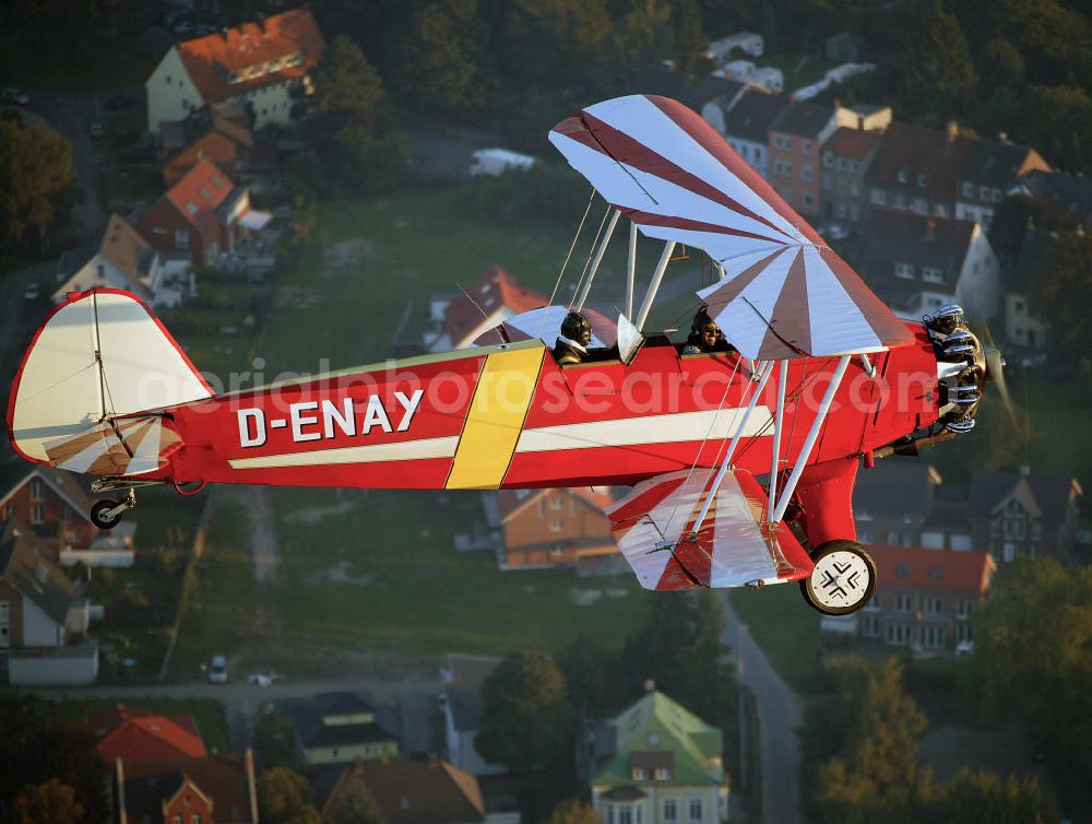 Aerial photograph Hamm - Formationsflug historischer Oldtimer vom Typ Tiger Moth D-ESPS ( Baujahr 1940 , grün ) und Focke-Wulf Stieglitz D-ENAY ( Baujahr 1940 , rot-weiß ). Formation flight of historic airplanes Tiger Moth D-ESPS (built in 1940, green) and Focke-Wulf Stieglitz D-ENAY (built in 1940, red-white).