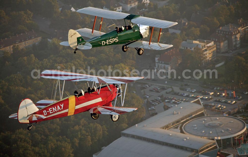 Hamm from above - Formationsflug historischer Oldtimer vom Typ Tiger Moth D-ESPS ( Baujahr 1940 , grün ) und Focke-Wulf Stieglitz D-ENAY ( Baujahr 1940 , rot-weiß ). Formation flight of historic airplanes Tiger Moth D-ESPS (built in 1940, green) and Focke-Wulf Stieglitz D-ENAY (built in 1940, red-white).